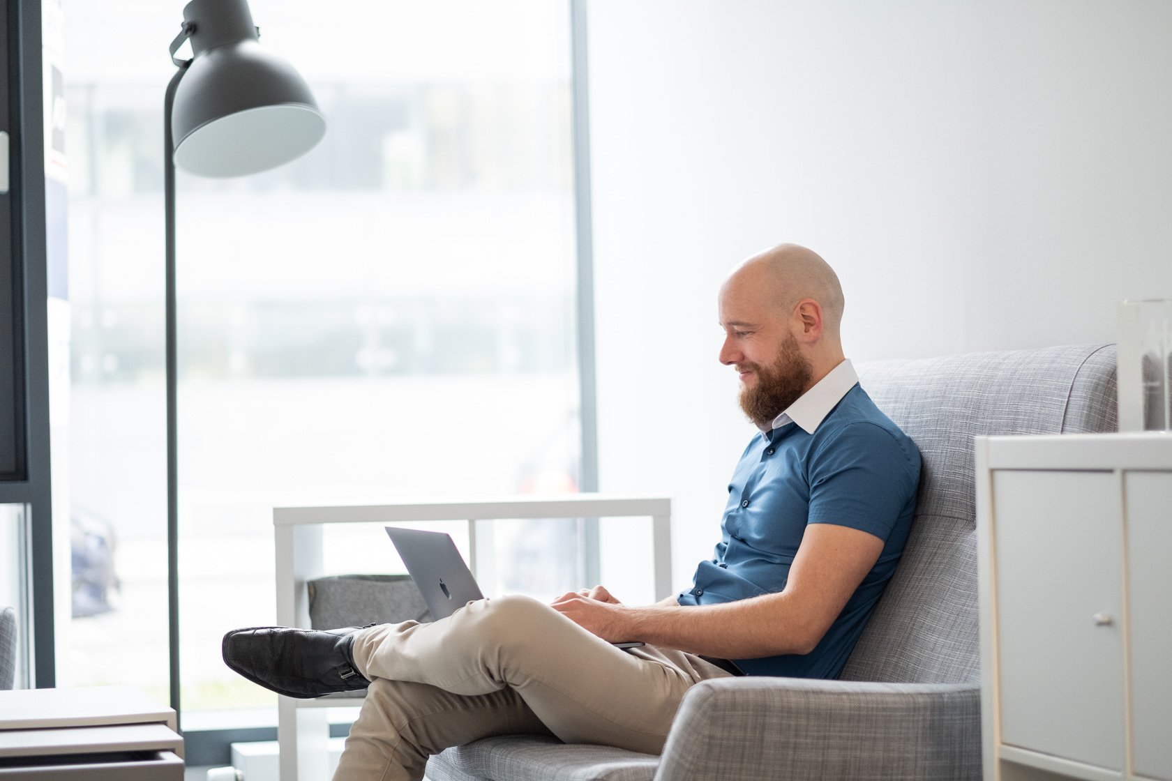 Mitarbeiter mit MacBook